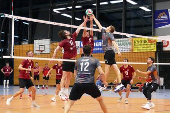 Zschopauer Regionalliga-Volleyballer beenden Durststrecke mit einem Krimi - Viele Ballwechsel zwischen Zschopau (graue Trikots) und dem VC Dresden II waren am Samstagabend hart umkämpft.