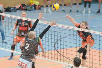 Zschopauer Regionalliga-Volleyballer im Umbruch: „Die Fans können sich auf ein gieriges Team freuen“ - Neben den vielen jungen Akteuren spielen auch erfahrene Routiniers wie der 40-jährige Kapitän Florian Haase (rechts) eine wichtige Rolle.