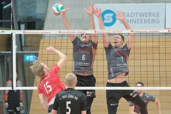 Zschopauer Regionalliga-Volleyballer jubeln zum dritten Mal in Folge - In dieser Situation sichern Jonas Tzschoppe und Max John (hinten von links) ihrem Zschopauer Team den Gewinn des zweiten Satzes.