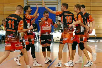 Zschopauer Regionalliga-Volleyballer stellen Weichen Richtung Podest - Die Zschopauer Volleyballer, allen voran MVP Stefan Timm (Nr. 10), hatten in Dresden Grund zum Jubeln.
