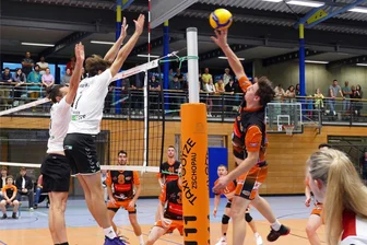 Zschopauer Regionalliga-Volleyballer verpatzen Heimauftakt - Wie hier Philipp Kramp (rechts) hatten die Zschopauer in vielen Situationen Probleme, den Ball mit Wucht auf den Boden der gegnerischen Hälfte zu bringen.