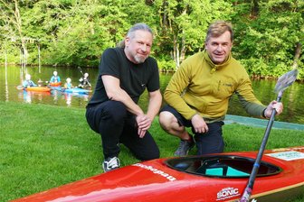 Zschopauer „Rockfestival“ bietet internationales Flair - Musiker Mario Gerlach (links) und Mike Dost, der Vorsitzende des Kanuvereins, haben mit vielen Helfern für das anstehende Bootshausfest das Programm vorbereitet.
