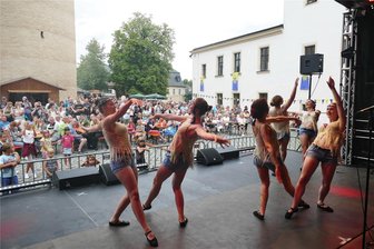 Zschopauer Schloss- und Schützenfest kommt auch in reduzierter Form gut an - Auf der Bühne im gut gefüllten Schlosshof sorgte unter anderem das Cityballett Zschopau für Unterhaltung.