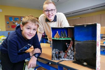 Zschopauer Schüler tauchen in die Welt der Bergleute ein - Mit viel Kreativität und auch einigen Tipps von Tim Helbig (hinten) hat der elfjährige Maximilian ein Bergwerk erschaffen, in dem kleine Legofiguren bis zum Umfallen schwitzen.