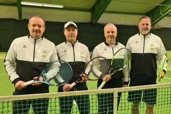 Zschopauer Tennisspieler schreiben mit dramatischem Aufstieg Geschichte - Heiko Keller, Thomas Seifert, Heiko Schauer und Uwe Viehweger (von links) stehen für den TSV Zschopau am Netz.