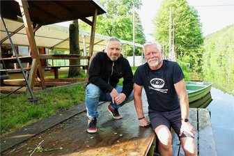 Zschopauer vereinen Kanusport-Jubiläum mit Rock-Spektakel - Der ehemalige Kanu-Trainer Mike Schmidt (rechts) und Hobby-Musiker Mario Gerlach haben viel zur Organisation des Bootshausfestes beigetragen.