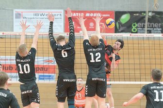 Zschopauer Volleyballer beenden Regionalliga-Saison mit einer Premiere - Johannes Micketeit (hinten) wurde in Jena zum Zschopauer MVP gekürt.