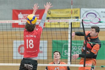 Zschopauer Volleyballer dominieren Spitzenspiel der Regionalliga Ost - Thomas Hanauer (rechts), der mit seinen Aufschlägen glänzte, und Libero Philipp Kramp (Mitte), der als MVP ausgezeichnet wurde, hatten großen Anteil am Erfolg.