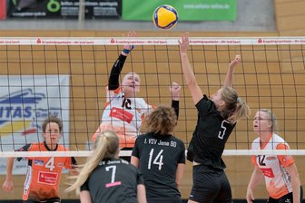 Zschopauer Volleyballerinnen warten in der Regionalliga weiter auf den ersten Sieg - Wie wenige Wochen zuvor daheim gegen Jena mussten sich die Zschopauerinnen (hinten) auch in Plauen geschlagen geben.