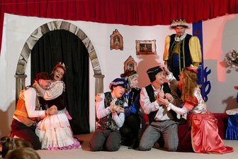 Zschopauer Weihnachtsmärchen: Ein Abschluss mit Kultpotenzial - Zum Abschluss gibt's das Happy End: Nach so manchem Abenteuer und dem Ende des Fluchs liegen die drei Brüder glücklich in den Armen der Prinzessinnen.
