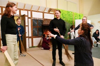 Zschopauer Weihnachtsmärchen: Zum Abschied warten zwei interessante Trios - Unter der Regie von Rosmarie Huszar üben die Mitglieder des Zschopauer Cityballetts sowie der Theatergruppe für die nächste Auflage des Weihnachtsmärchens.