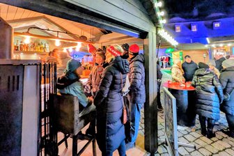 Zschopauer Winterdorf beeindruckt Besucher in doppelter Hinsicht - Das Zschopauer Winterdorf im Hof von Schloss Wildeck war bei der 1. Hüttengaudi sehr gut besucht.
