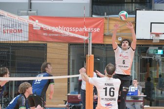 Zschopaus Regionalliga-Volleyballer stellen mit Mammutsatz die Weichen - Im neunten Saisonspiel durfte VC-Zuspieler Jonas Tzschoppe (Nummer 6) erstmals von Beginn an ran – und zeigte gegen den SV Kreuzschule Dresden eine gute Leistung.