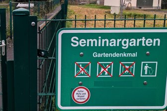 Zschopaus Seminargarten: Gepflegte Idylle oder Problemzone? - Was im Zschopauer Seminargarten verboten ist, steht auf diesem Schild am Eingang.