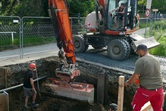 Zschopaus Untergrund wird zur Baustelle - Am Zschopauer Gymnasium sowie auf dem nahe gelegenen Parkplatz (Foto) werden zwei Baugruben für das Vorhaben ausgehoben, die eine Befestigung mit Stahlträgern und Holzbalken erfordern. 