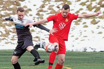 Zschopautal in Lauerposition - Ballett auf Kunstrasen: Der Gelenauer Michael Apfelstädt (l.) und Eric Andre Kliem vom FC Ehrenfriedersdorf nahezu im Gleichklang.