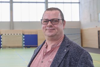 Zschopautalradweg in Braunsdorf: Sperrung wegen Baumfällarbeiten geplant - Bauamtsleiter Lars Schuster, hier bei der Einweihung der neuen Sporthalle, erklärt die Fällungen am Radweg.