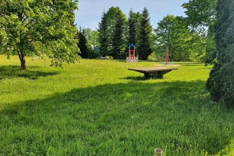 Zschorlau bekommt einen Mehrgenerationenspielplatz - So sieht der Spielplatz am Lerchenberg in Zschorlau aus. Es verirrt sich kaum noch jemand hin.