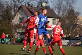Zschorlau, Crottendorf und Olbernhau ziehen ins Pokalhalbfinale ein - Felix Jungk (l.) und Crottendorfs Julian Bretschneider steigen zum Kopfballduell hoch. Am Ende hatten die Crottendorfer das bessere Ende für sich und zogen ins Halbfinale ein.