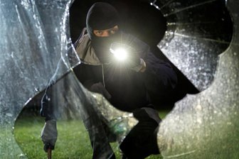Zschorlau: Diebe rauben Münzen und Schmuck - Alles in allem verursachten die Diebe einen Schaden in Höhe von 2500 Euro.