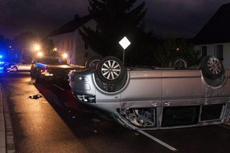 Zschorlau: VW-Transporter landet nach Kollision auf Dach - 