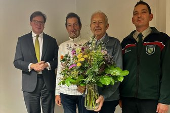 Zschorlauer bekommen Sächsischen Waldpreis 2025 - Tobias und Heinz Schramm aus Zschorlau (Mitte) haben den Sächsischen Waldpreis bekommen.