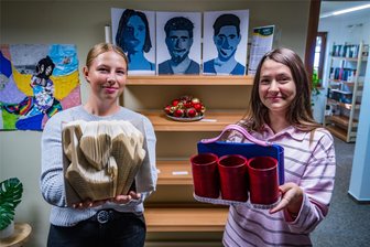 Zschorlauer Bibliothek gibt Schülerarbeiten eine Bühne - Tamara Sperlich (links) war Schülerin an der Oberschule, Milene Keller ist es noch. Sie zeigen Upcycling-Objekte aus der Ausstellung.