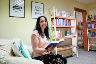 Zschorlauer Bibliothek verzeichnet für 2022 Leserzuwachs - Anett Klug vom Team der Bibliothek Zschorlau im neu eingerichteten Jugendbereich.