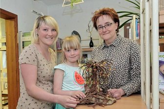 Zschorlauer Bibliothek zeigt Klöppelkunst - In Zschorlau ist die Ausstellung "Blütenzart und federleicht" zu sehen, im Bild Andrea Mothes (l.), ihre Tochter Lilly und Klöppellehrerin Steffi Schneider. 