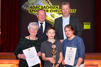 Zschorlauer Dreieck: Auer halten an großem Motorsport-Klassiker im Erzgebirge fest - Gleich fünf Mitglieder des 1. Auer MSC wurden vom ADAC Sachsen geehrt: Helga (vorn links) und Rainer Pommer (hinten links), Sandy Schulze, Frank Jawanske und Kartslalom-Pilot Fynn Blechschmidt.