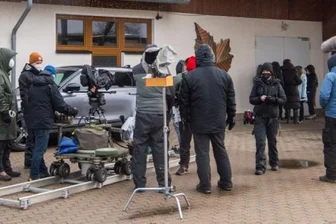 Zschorlauer Firma wird zum Drehort für den Erzgebirgskrimi - Das Drehteam vor der Firma Hubrig in Zschorlau. Am Mittwoch verwandelte diese sich in die Firma Auerswald.