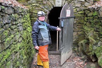 Zschorlauer Fundgrube St. Anna macht sich fit für Besucher - Wolfgang Georgi am Eingang zum Besucherbergwerk. Foto: Ralf Wendland