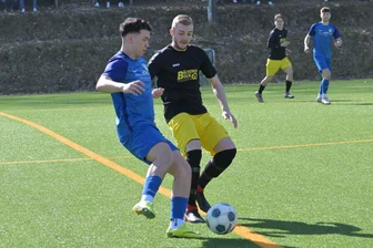 Zschorlauer Fußballer starten mit Derbysieg in die Rückrunde und erobern die Tabellenspitze der Erzgebirgsliga - Toni Gaschler (l., hier gegen Zschorlaus Pascal Groß) erzielte beim 2:4 des SV Auerhammer den sehenswerten letzten Treffer der Partie.