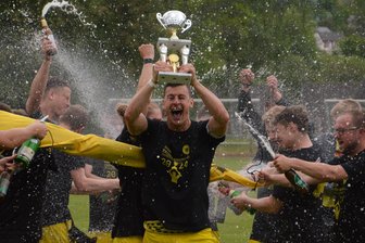 Zschorlauer Fußballer stehen vor dem ersten Schritt zum Double - Zum ersten Mal überhaupt holte der ESV Zschorlau 2024 den Erzgebirgspokal. Ob Kapitän Tim Martin auch dieses Jahr den Pokal in die Luft stemmen kann, wird sich am Samstag zeigen.
