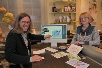 Zschorlauer Heimatkalender mit Kinderzeichnungen - Gregor Lorenz (li.) und Heidemarie Fischer (re.) haben federführend am 11. Zschorlauer Heimatkalender gearbeitet. Foto: Ralf Wendland
