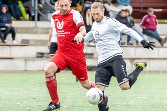 Zschorlauer lassen bislang alle abtropfen - Wie auch beim 6:2-Sieg in Mitteldorf, als er zum Endstand traf, ist der Zschorlauer Robin Pollmer (r., hier gegen Peter Sreka) bislang der Torgarant der Liga. Zwölfmal netzte Pollmer für den Spitzenreiter ein.