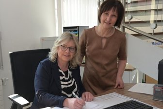 Zschorlauer Pflegedienst löst Platzproblem mit Umzug - Endlich mehr Platz und ein eigenes Büro, darüber freuen sich Sylke Bauer, Inhaberin der Hauskrankenpflege (links), und Sylvia Weber, stellvertretende Pflegedienstleiterin.