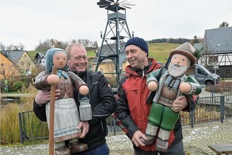 Zschorlauer Pyramide ist fürs Andrehen bereit - Chris Hubrig (links) und Marko Unger von der Firma Hubrig haben die Figuren gebracht.
