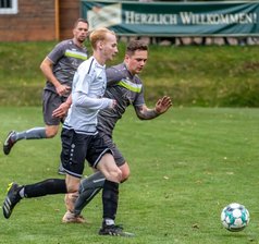 Zschorlauer ziehen weiter ihre Kreise - Entscheidend stören konnten die Kicker des VfB Grünhain-Beierfeld - wie hier Maik Grimm (hinten) gegen Jan Leuoth - den ESV Zschorlau nur selten. Die Weste des ESV bleibt auch nach neun Spielen blütenweiß.