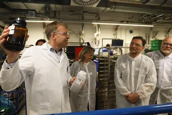 Zu 100 Prozent ausgelastet: Wird Gewerbegebiet Freiberg Ost bald größer? - Eurofins-Geschäftsführer Thomas Bjelkberg führte Gäste durch die Labore des Unternehmens.