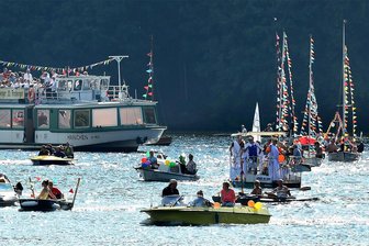 Zu Abba, aufs Festival oder zur Bootsparade? Elf Tipps für das Wochenende in Mittelsachsen - Die Bootsparade, hier eine Aufnahme aus den Vorjahren, ist beim Talsperrenfest in Kriebstein ein Höhepunkt.