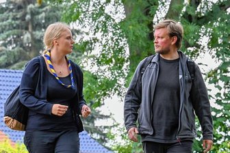 Zu beliebt - Chemnitzer Pfadfinder müssen umziehen - Die Stammesführerin Franziska Baer und Philipp Salzmesser, Inhaber des Holzkombinats, besprechen, wie die Ideen der Pfadfinder umgesetzt werden können.
