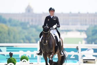 Zu Besuch bei den olympischen Reitwettbewerben in Versailles: Gluthitze vor prächtiger Kulisse - Reiten vor großer Kulisse: Frederic Wandres auf seinem Pferd Bluetooth bei der Dressur am Dienstagmittag.
