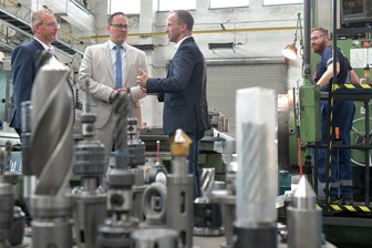 Zu Besuch bei Spezialisten: Was den Wirtschaftsminister beim Sondermaschinenbauer in Freiberg beeindruckt - 