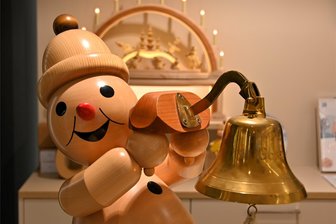 Zu Besuch im Schneemannland: Selber basteln zum Tag des Handwerks – so wird’s gemacht - So sieht ein Schneemann der Drechslerei in Riechberg aus. Am Sonntag hat das Schneemannland zum Tag des traditionellen Handerks geöffnet, man kann dann auch selbst Schneemänner basteln.