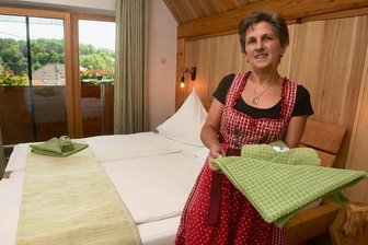Zu Besuch in der "Käsbiep": Das ist die beliebteste Pension im Vogtland - Im rustikalen Holz-Landhausstil haben Wencke Vollmer (Foto) und ihr Mann Steffen vier Pensionszimmer ausgebaut. Ein Balkon gehört dazu.
