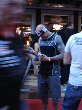 Zu Besuch in der Tattoo-Szene: Haben die 'n Stich? - Randy Engelhard unterzeichnet Autogrammkarten am Eröffnungstag der Lifestyle Passage in Zwickau.
