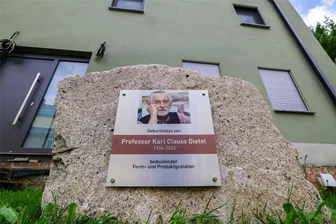 Zu Ehren des Simson-Designers: Geheimnisvoller Gedenkstein am Geburtshaus von Clauss Dietel in Glauchau - So sieht der Gedenkstein für Clauss Dietel an dessen Geburtshaus in Glauchau-Reinholdshain aus.
