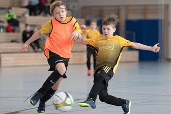 Zu Ehren von André Wagner: Bobritzscher Fußballer freuen sich auf das 11. Nachwuchsturnier - Eine Szene aus einem vergangenen Gedächtnisturnier: Mika Richter (r.) und Ben Reich im direkten Duell zweier Teams des Bobritzscher SV.