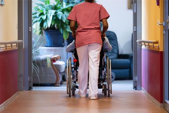 Zu einer grundlegenden Pflegereform ist die Ampel nicht in der Lage - Gesundheitsminister Karl Lauterbach hat vor einem explosionsartigen Anstieg der Pflegefälle gewarnt. Die Folge: Bis 2034 fehlten voraussichtlich 500.000 Mitarbeiter in der Pflege.